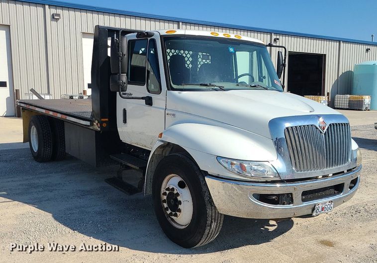 image for item DS7326 2013 International 4300 flatbed truck