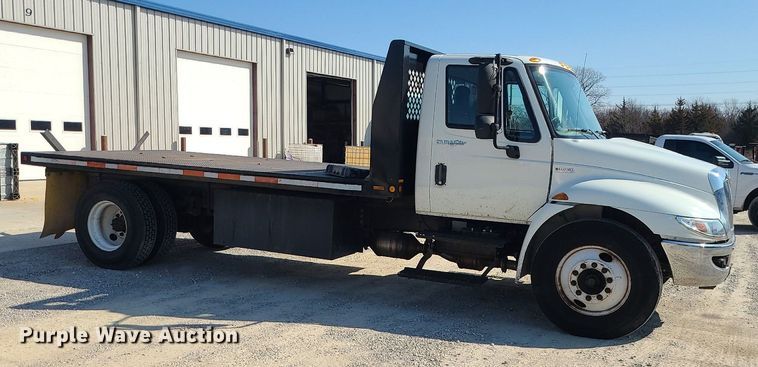 image for item DS7326 2013 International 4300 flatbed truck