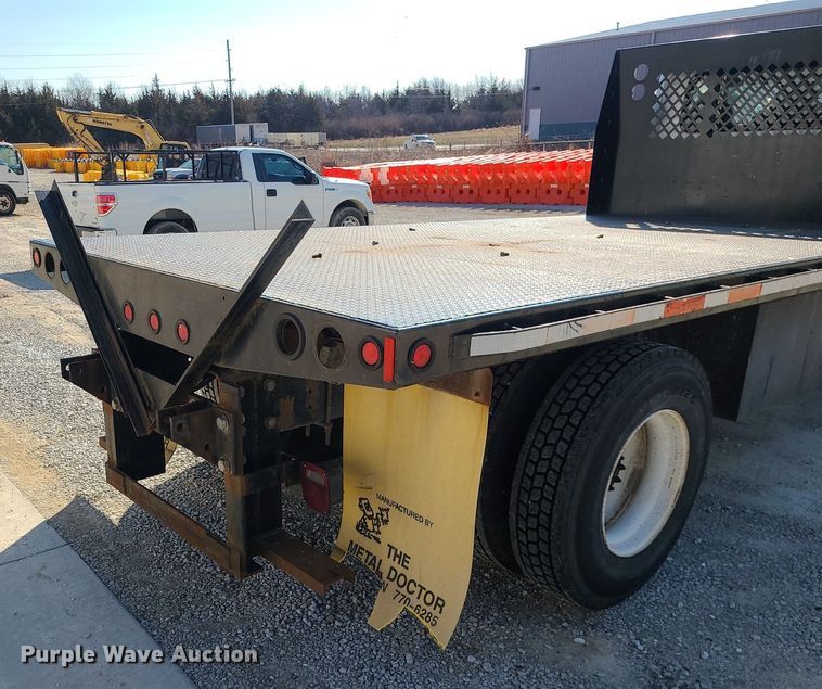image for item DS7326 2013 International 4300 flatbed truck