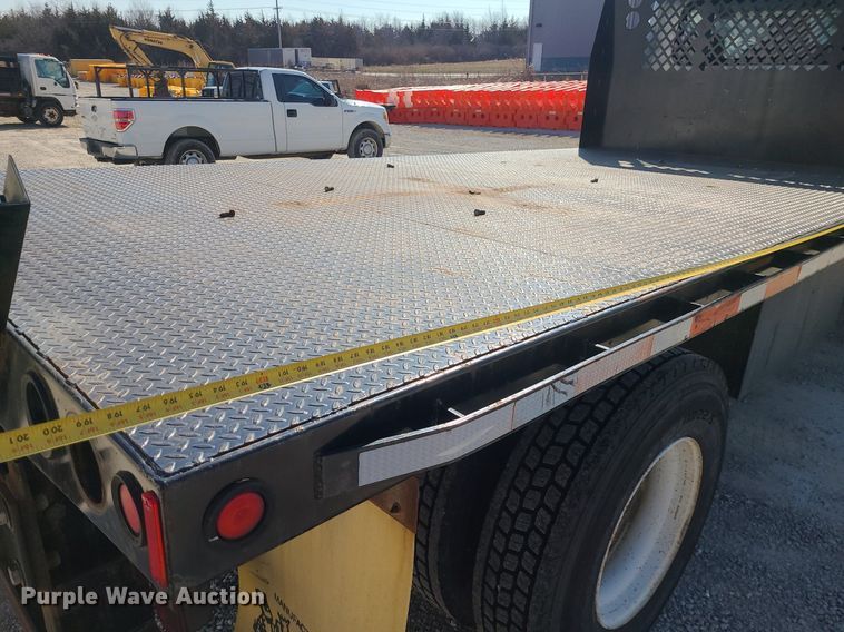 image for item DS7326 2013 International 4300 flatbed truck