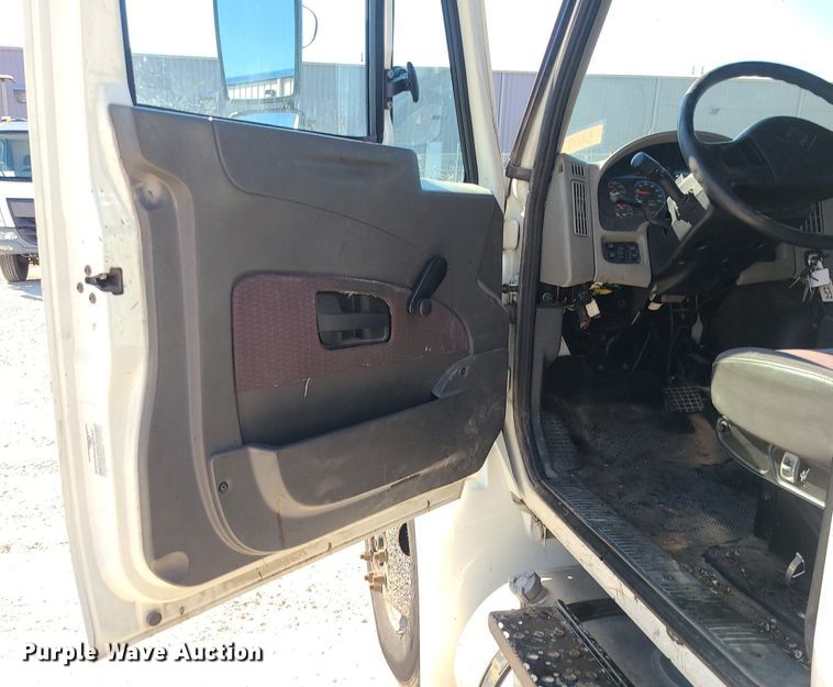 image for item DS7326 2013 International 4300 flatbed truck