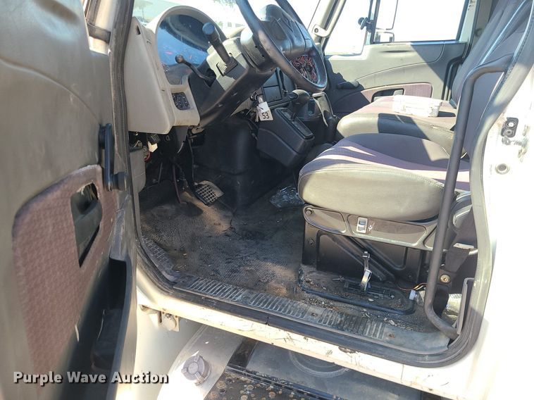 image for item DS7326 2013 International 4300 flatbed truck