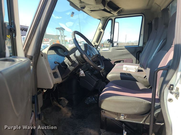 image for item DS7326 2013 International 4300 flatbed truck