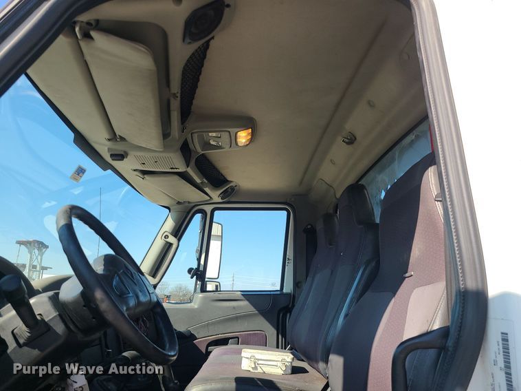 image for item DS7326 2013 International 4300 flatbed truck