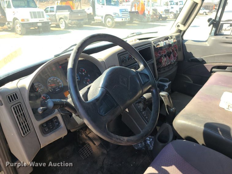 image for item DS7326 2013 International 4300 flatbed truck