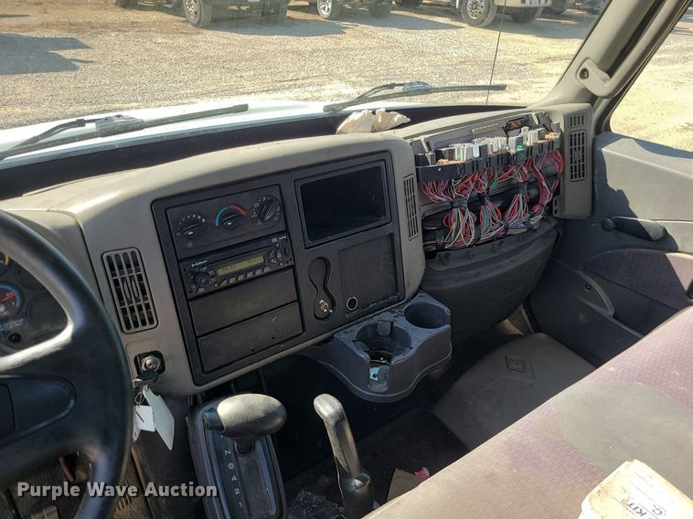 image for item DS7326 2013 International 4300 flatbed truck