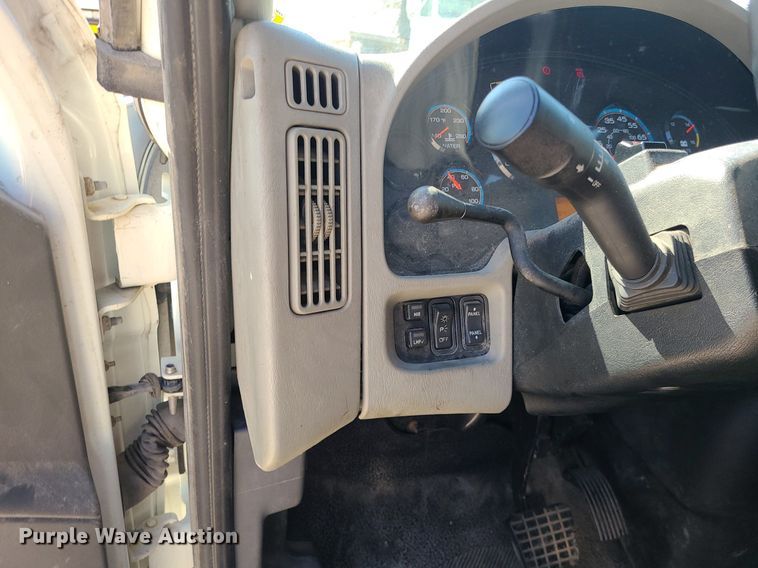 image for item DS7326 2013 International 4300 flatbed truck