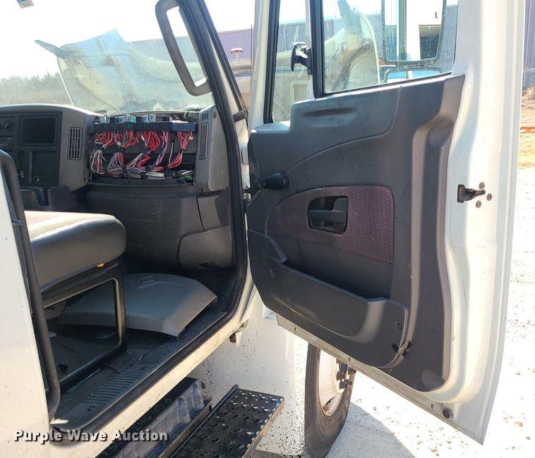 image for item DS7326 2013 International 4300 flatbed truck