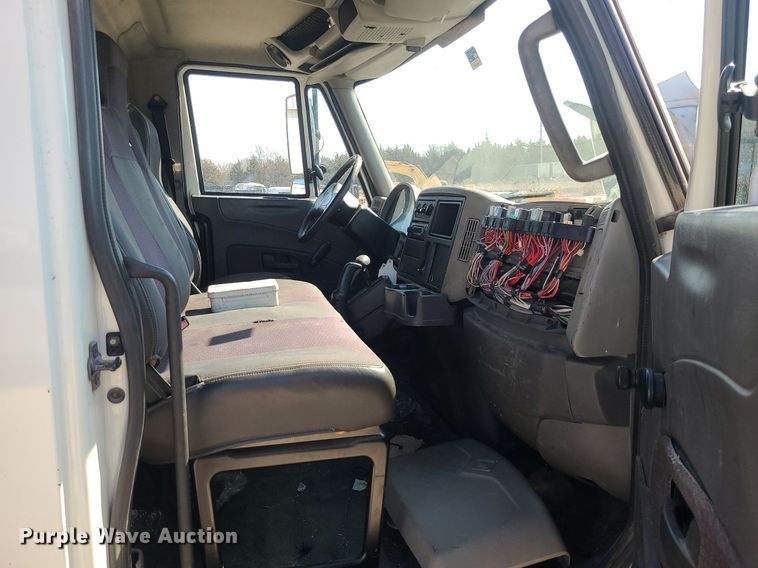 image for item DS7326 2013 International 4300 flatbed truck