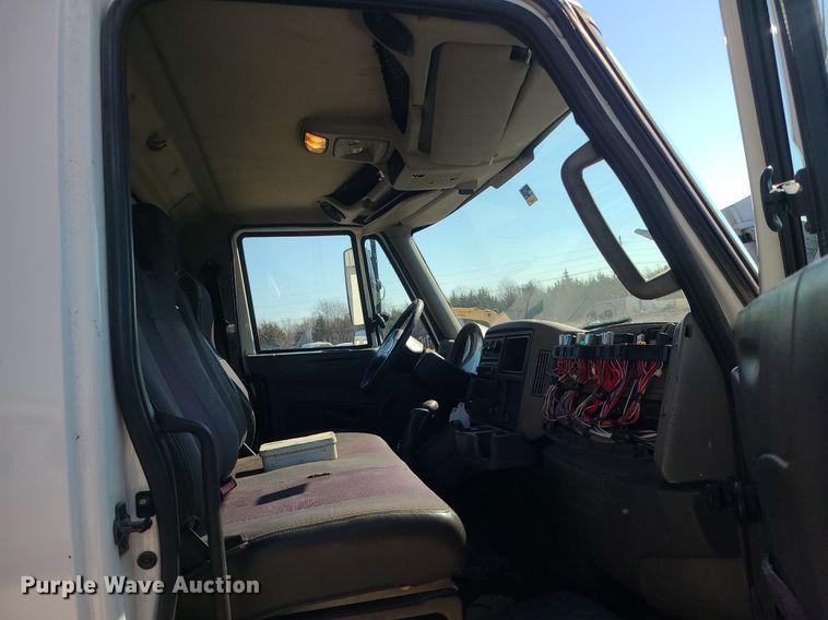 image for item DS7326 2013 International 4300 flatbed truck