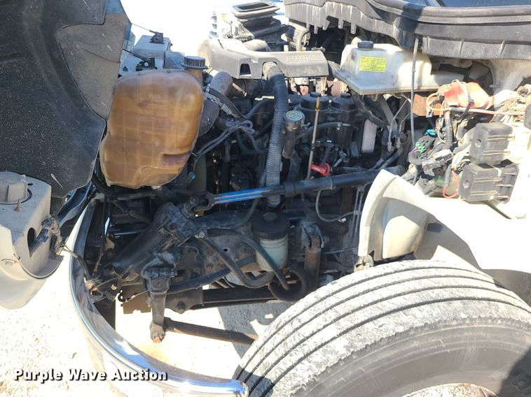 image for item DS7326 2013 International 4300 flatbed truck