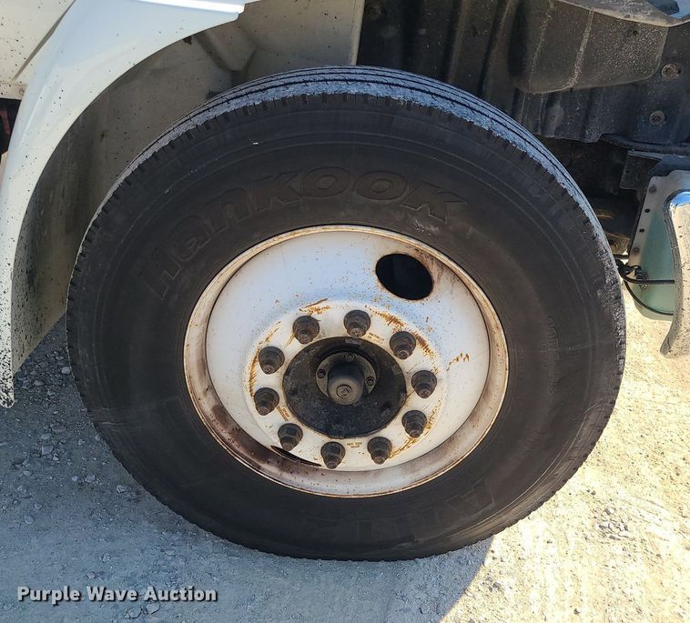 image for item DS7326 2013 International 4300 flatbed truck