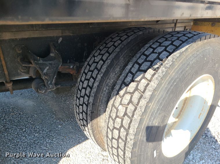 image for item DS7326 2013 International 4300 flatbed truck