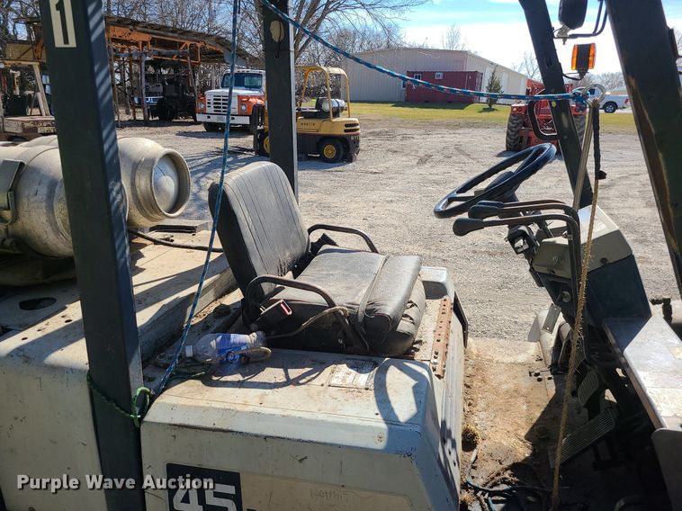 image for item DS7335 Komatsu FG45T-6 forklift