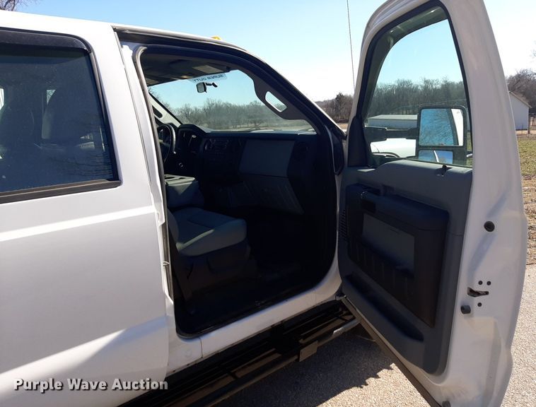 image for item DV9822 2012 Ford F550 Super Duty Crew Cab flatbed truck