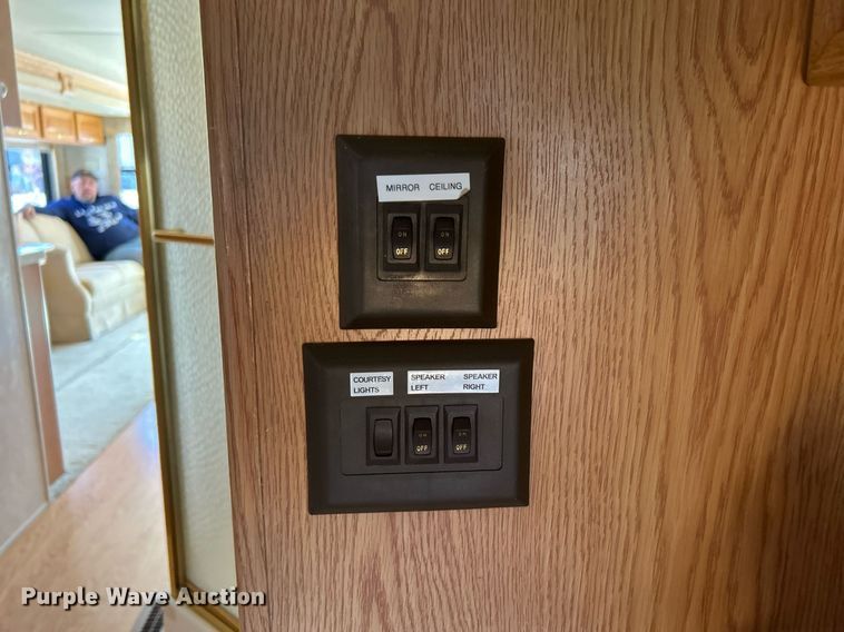 image for item EG1249 2004 Newmar Kountry Star RV