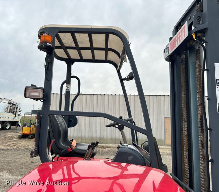 image for item EG1266 2011 Moffett M55.4 forklift