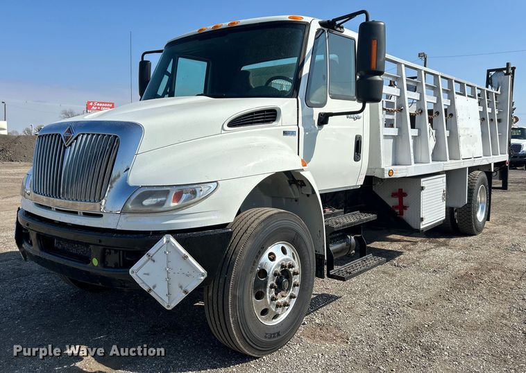 image for item EG1271 2013 International  4400 SBA flatbed truck