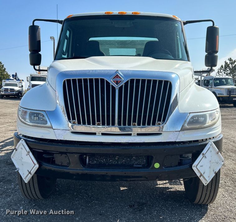 image for item EG1271 2013 International  4400 SBA flatbed truck