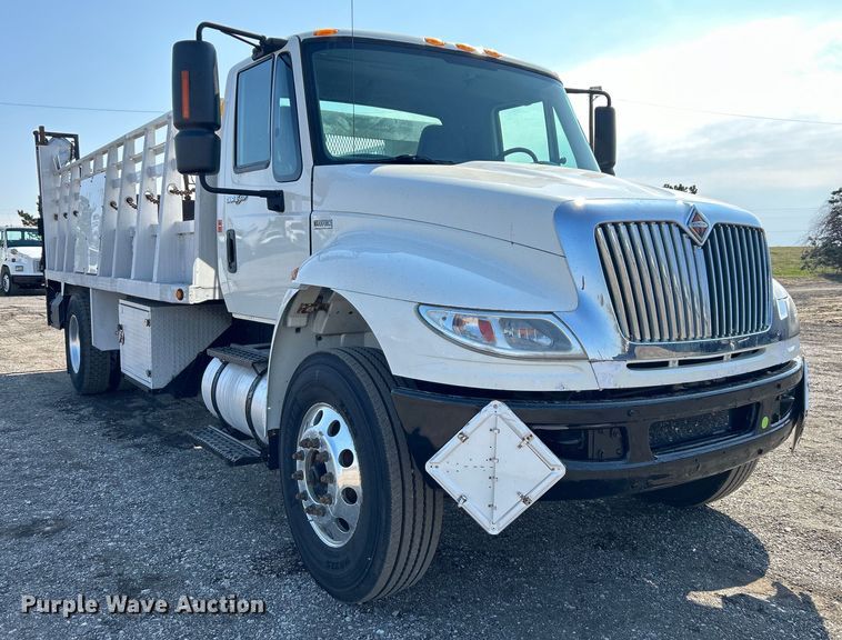 image for item EG1271 2013 International  4400 SBA flatbed truck