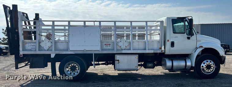 image for item EG1271 2013 International  4400 SBA flatbed truck