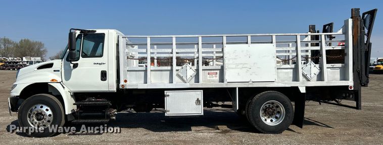 image for item EG1271 2013 International  4400 SBA flatbed truck