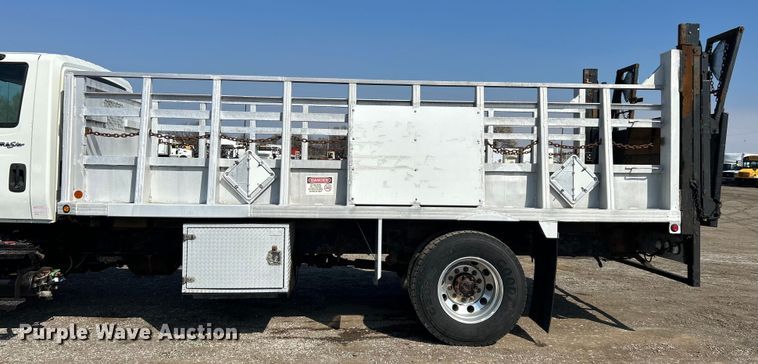 image for item EG1271 2013 International  4400 SBA flatbed truck