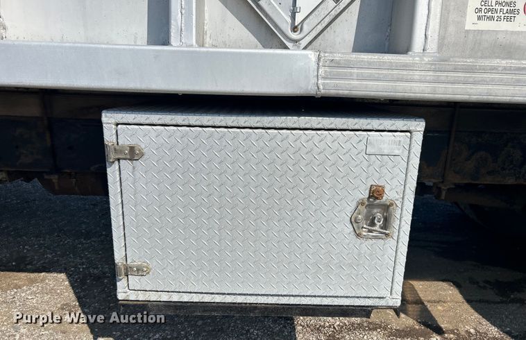 image for item EG1271 2013 International  4400 SBA flatbed truck