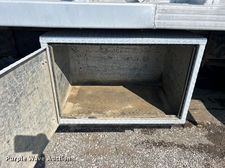 image for item EG1271 2013 International  4400 SBA flatbed truck