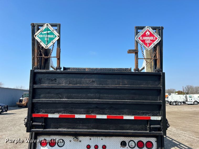 image for item EG1271 2013 International  4400 SBA flatbed truck