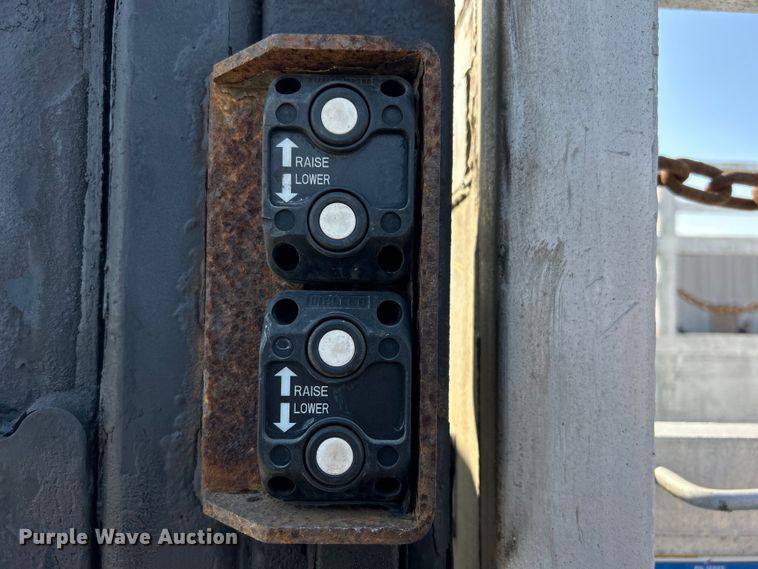 image for item EG1271 2013 International  4400 SBA flatbed truck