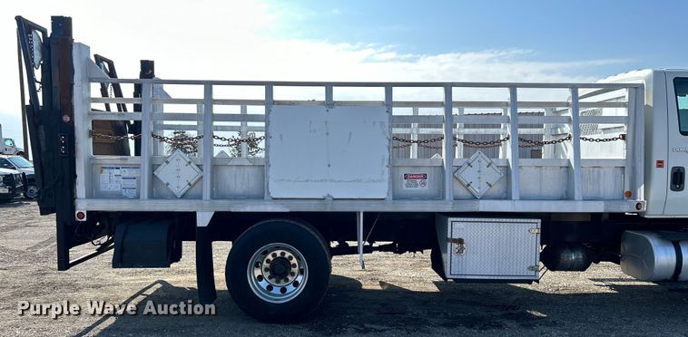 image for item EG1271 2013 International  4400 SBA flatbed truck