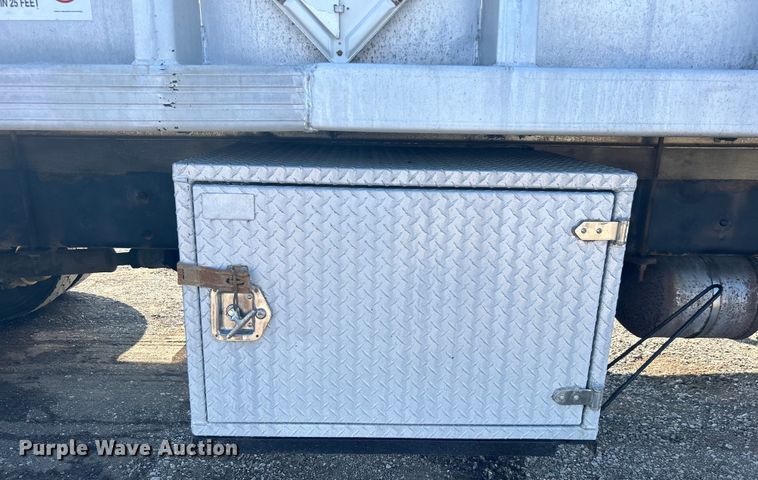 image for item EG1271 2013 International  4400 SBA flatbed truck