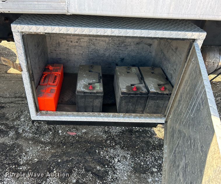 image for item EG1271 2013 International  4400 SBA flatbed truck