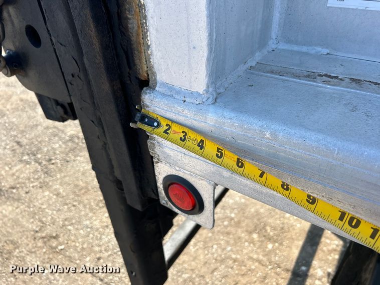 image for item EG1271 2013 International  4400 SBA flatbed truck