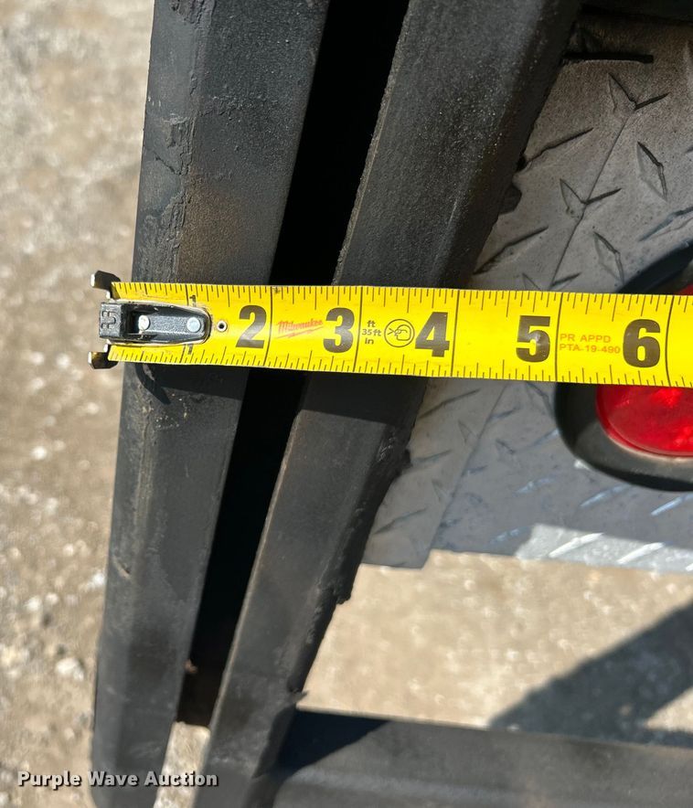 image for item EG1271 2013 International  4400 SBA flatbed truck