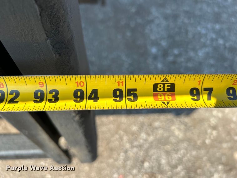 image for item EG1271 2013 International  4400 SBA flatbed truck