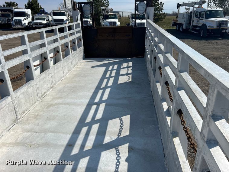 image for item EG1271 2013 International  4400 SBA flatbed truck