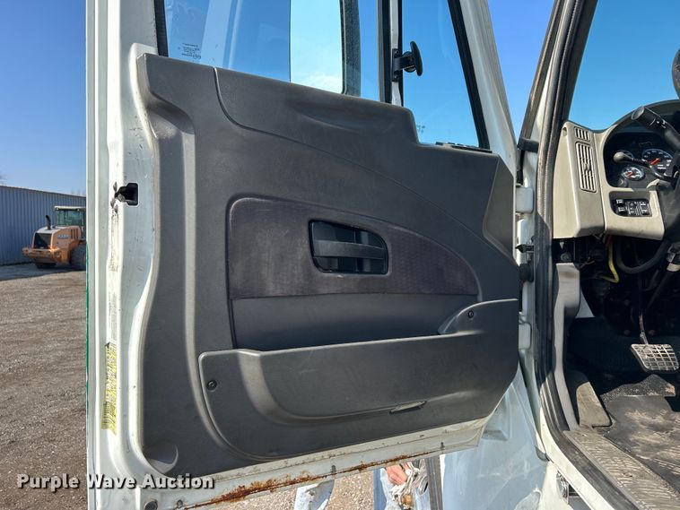 image for item EG1271 2013 International  4400 SBA flatbed truck