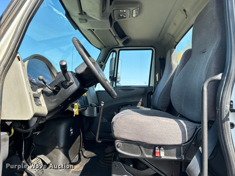 image for item EG1271 2013 International  4400 SBA flatbed truck