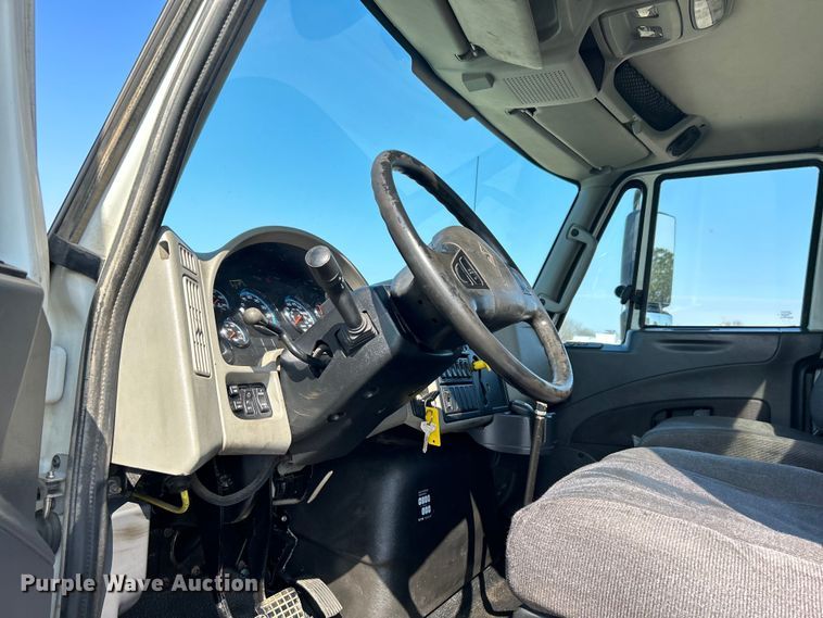 image for item EG1271 2013 International  4400 SBA flatbed truck