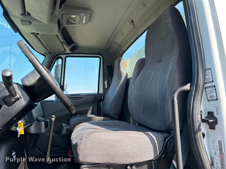 image for item EG1271 2013 International  4400 SBA flatbed truck