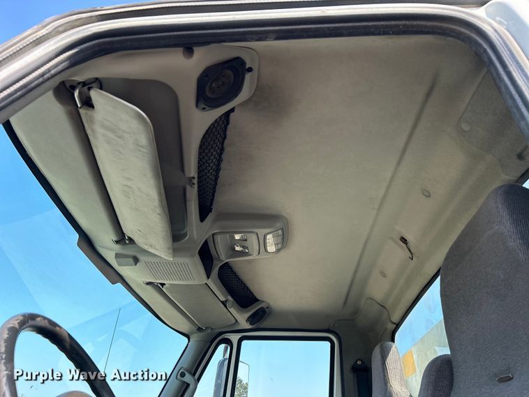 image for item EG1271 2013 International  4400 SBA flatbed truck