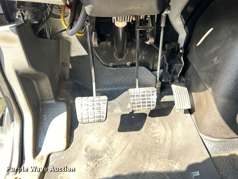 image for item EG1271 2013 International  4400 SBA flatbed truck