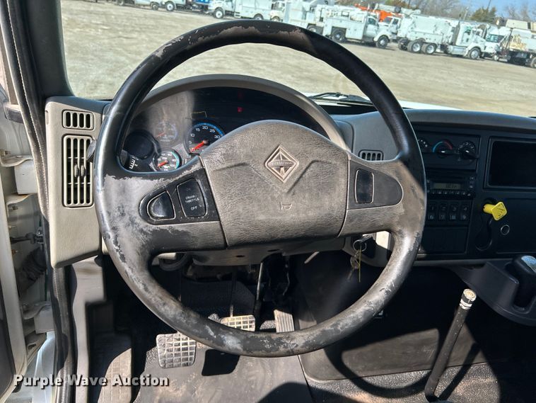 image for item EG1271 2013 International  4400 SBA flatbed truck