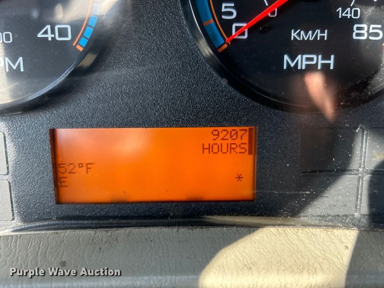 image for item EG1271 2013 International  4400 SBA flatbed truck