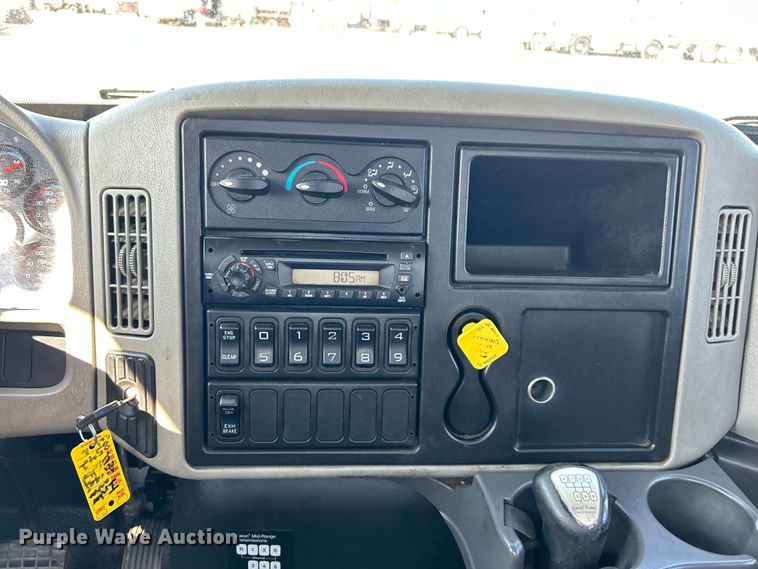 image for item EG1271 2013 International  4400 SBA flatbed truck