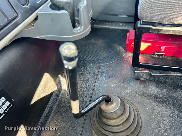 image for item EG1271 2013 International  4400 SBA flatbed truck