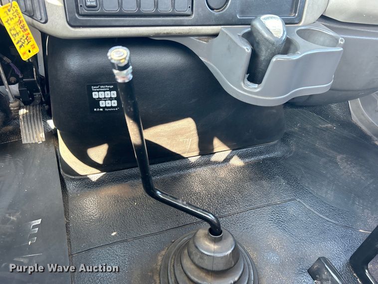 image for item EG1271 2013 International  4400 SBA flatbed truck