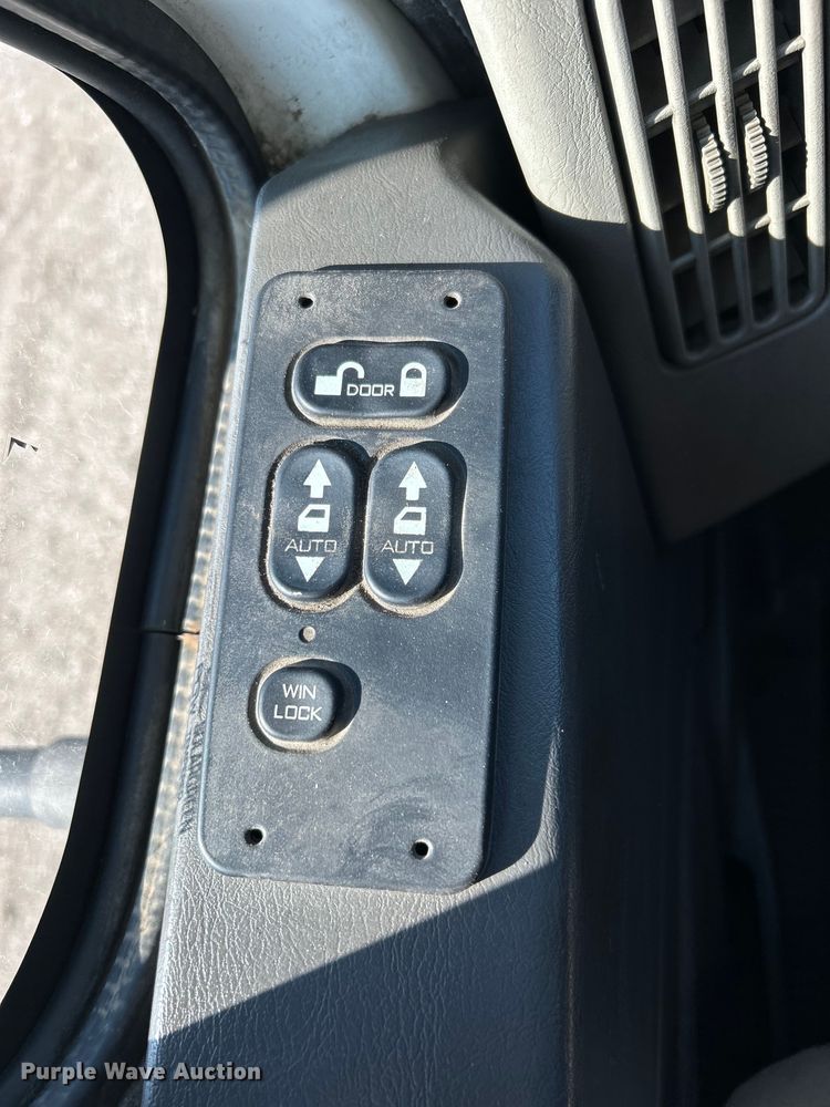 image for item EG1271 2013 International  4400 SBA flatbed truck